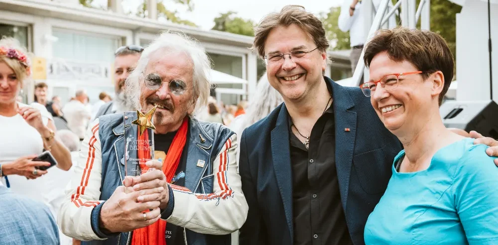 Frank Zander hält Pokal grosser Stern von Berlin