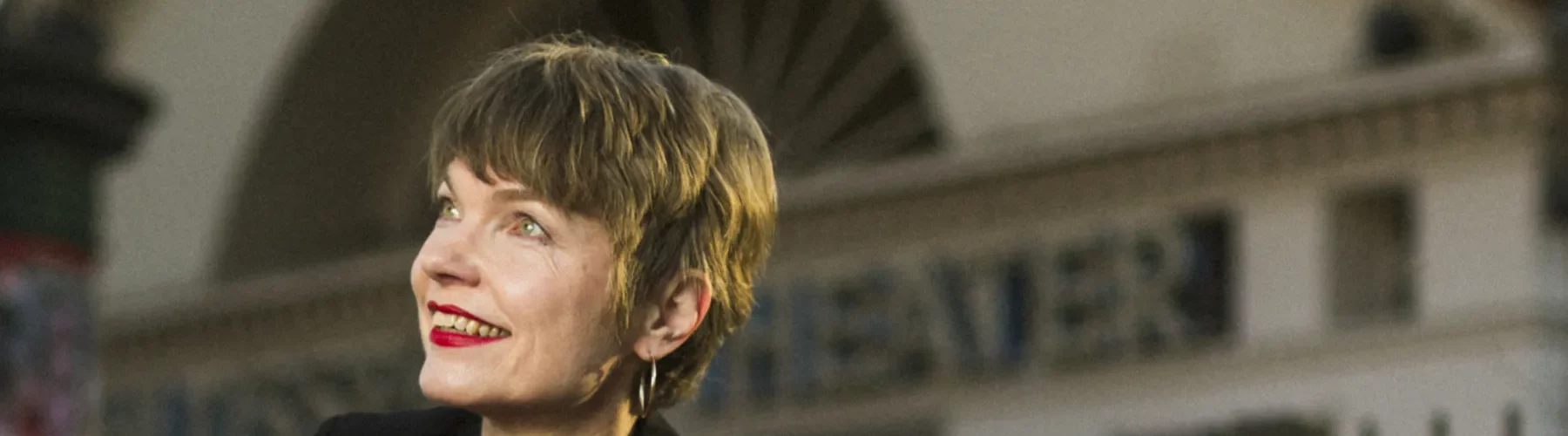 Antje Rietz vor Schlosstheater Berlin