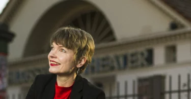 Antje Rietz vor Schlosstheater Berlin