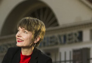 Antje Rietz vor Schlosstheater Berlin