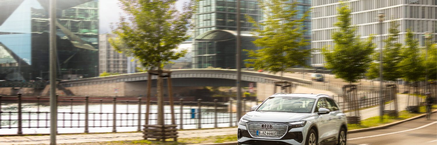 Audi Q4 e-tron 40 frontal beim Fahren