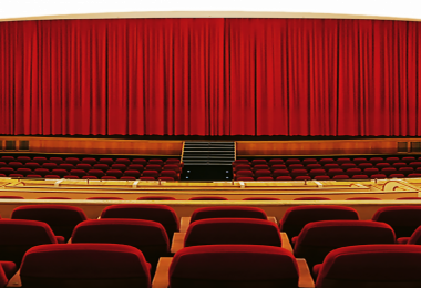 Saal mit Bühne in rot