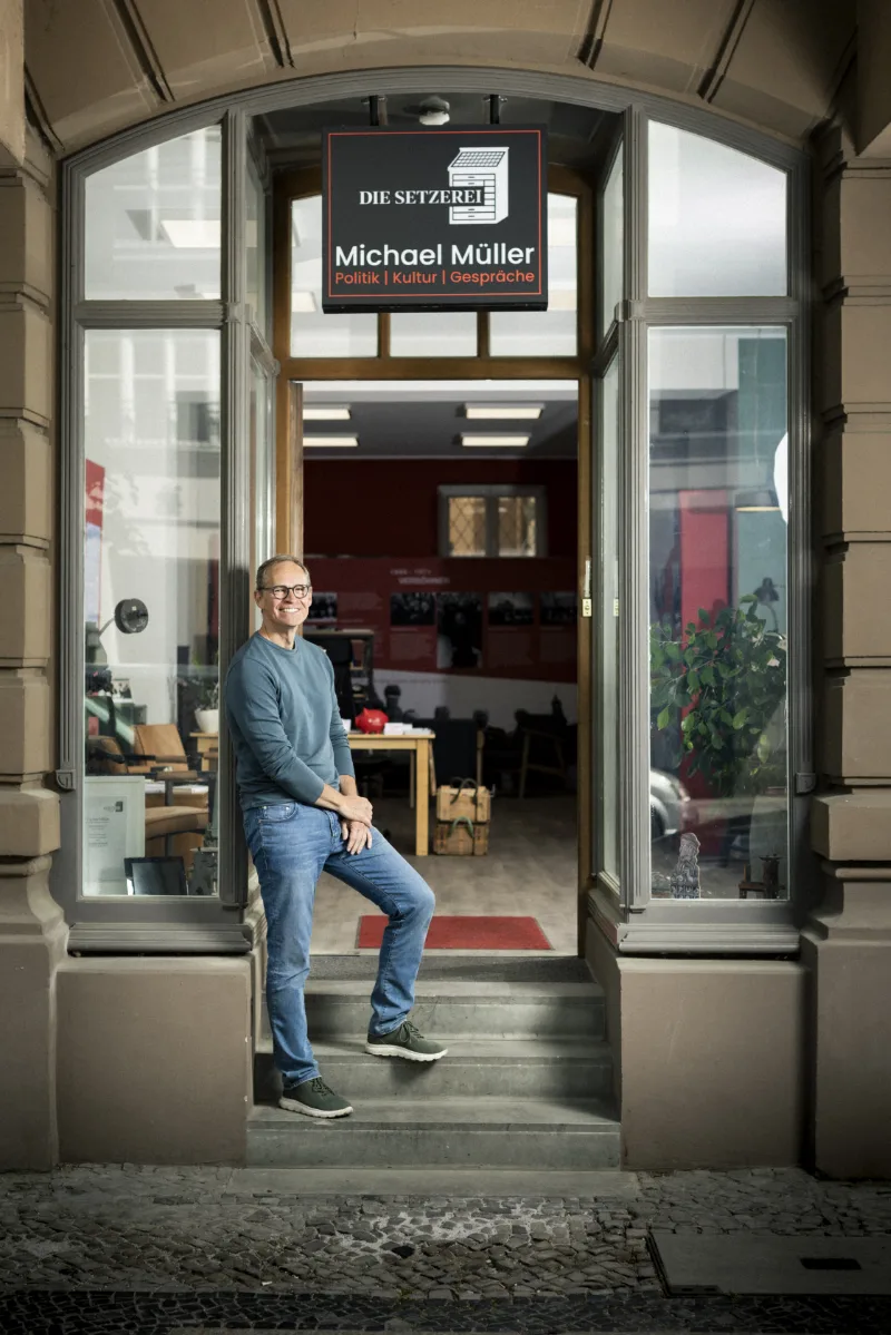 Michael Müller vor seinem Werkstattladen in Berlin