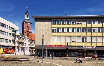 Musterarchitektur der 1950er-Jahre am Rathaus Spandau, Markt, im Hintergrund Sankt Nikolaikirche
