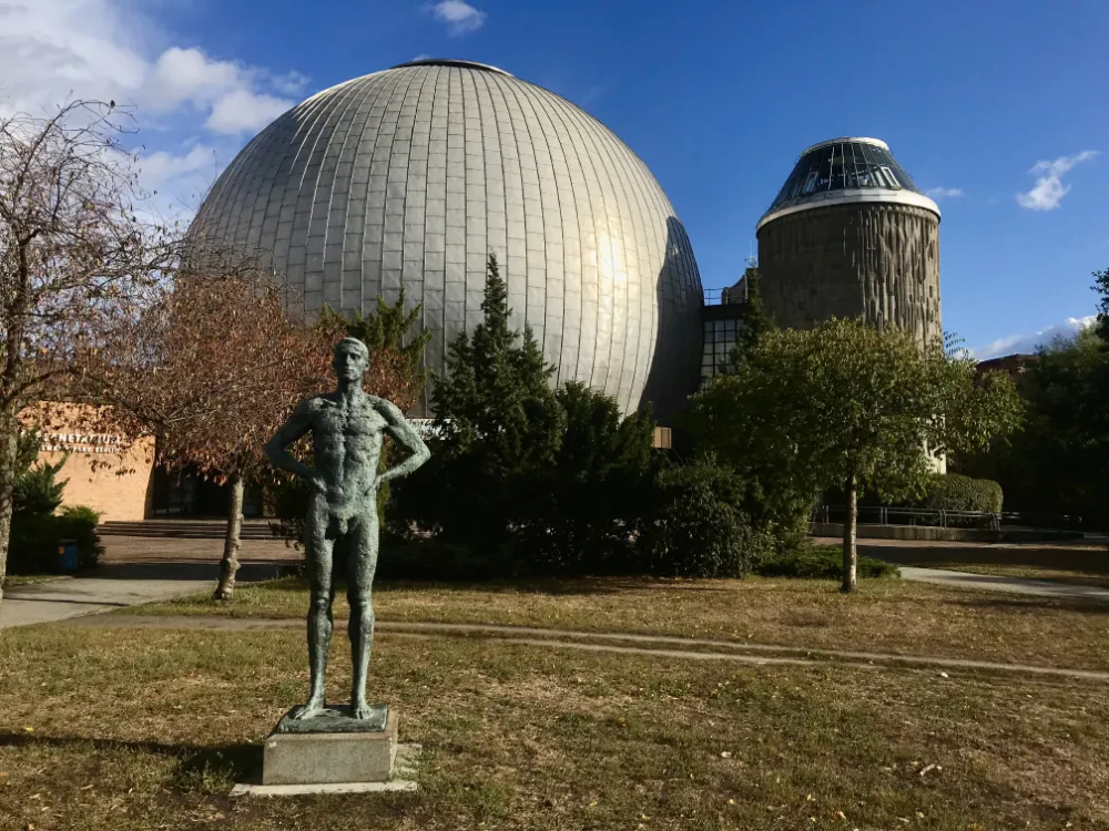 Bronzeskulptur vor dem Zeiß-Großplanetarium