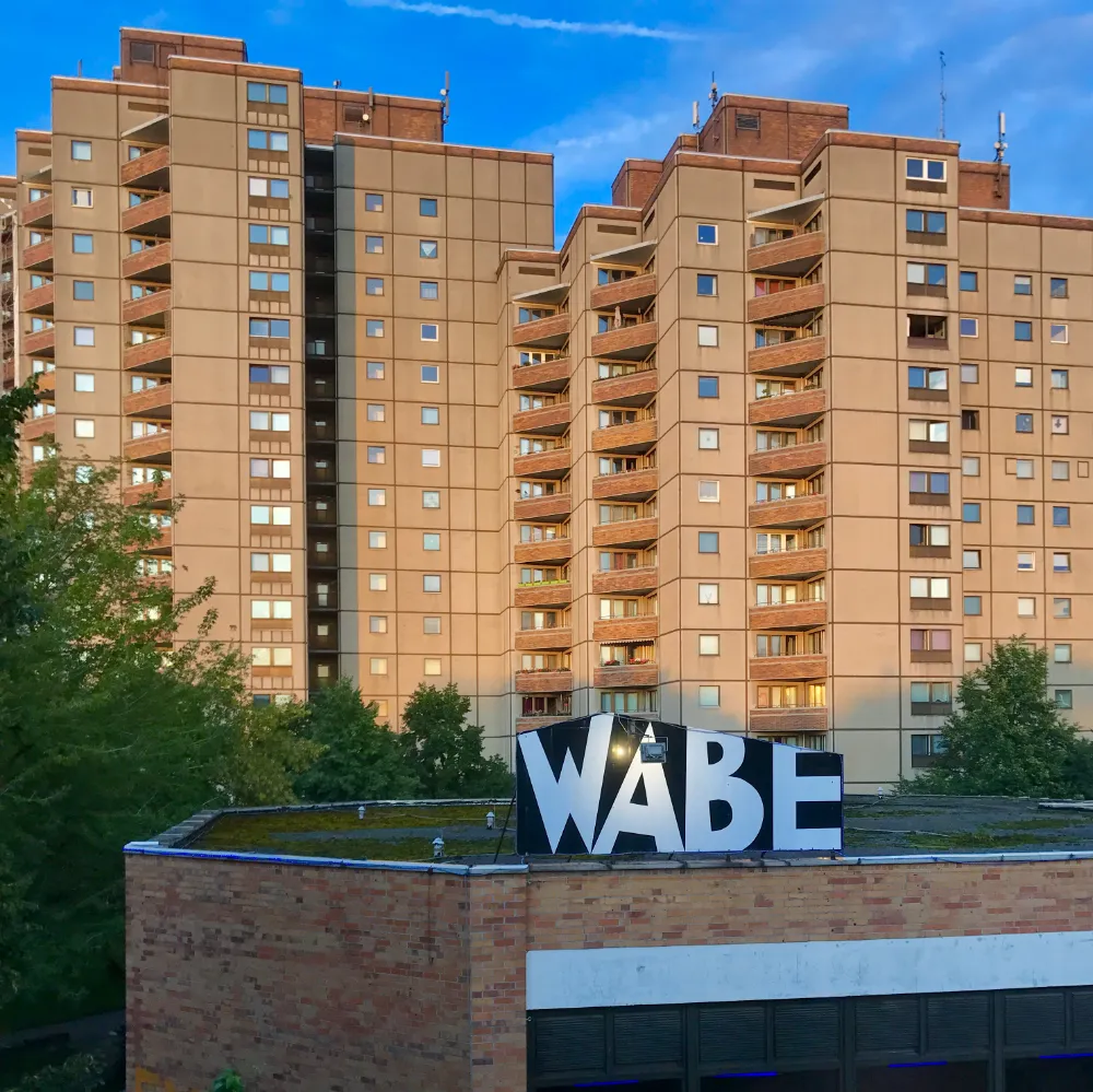 Hochhaus Ernst-Thälmann-Park und Wabe